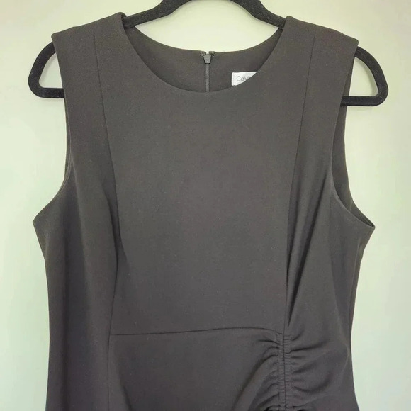Calvin Klein Sleeveless Black LBD Knee Length Side Ruched Sheath Shift Dress 12 - Picture 2 of 8